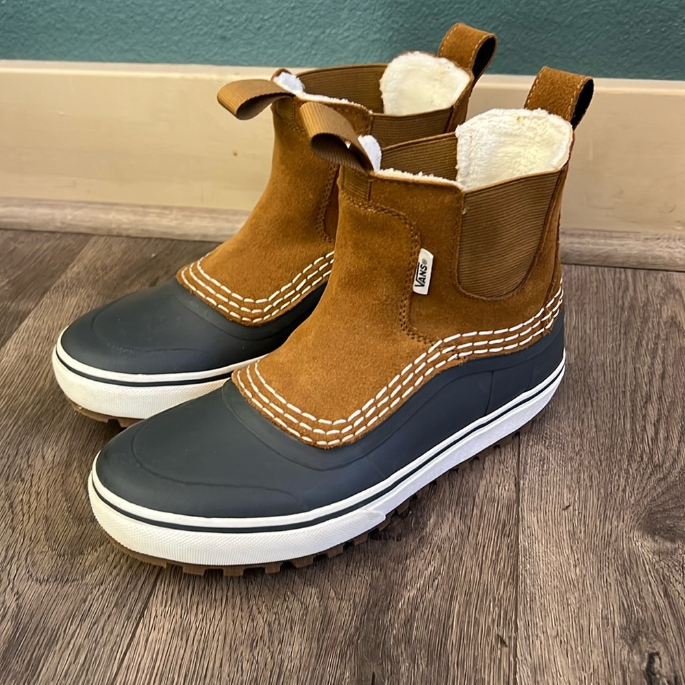 NWT Vans winter boots.